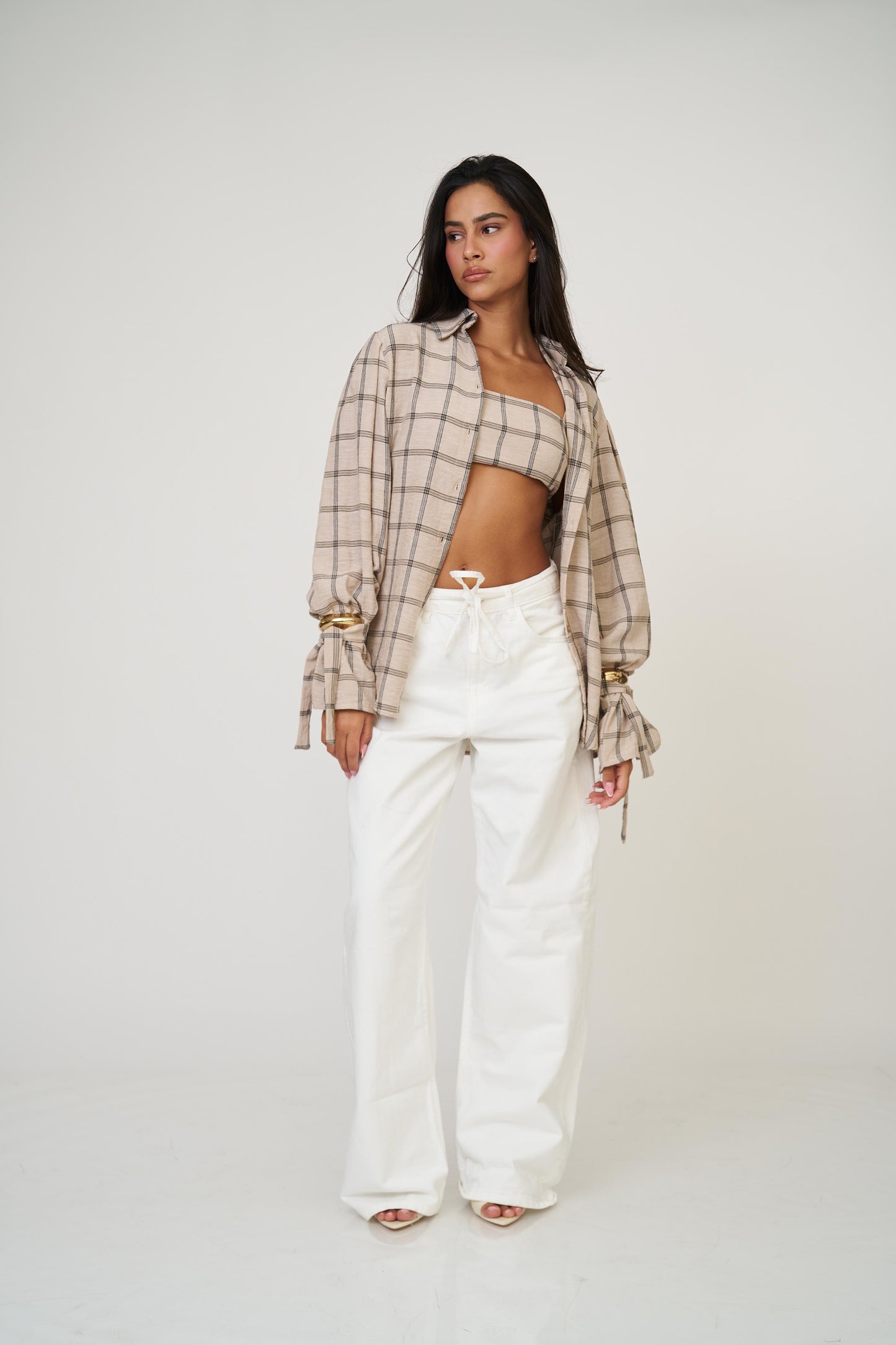 מכופתרת אניטה - בז