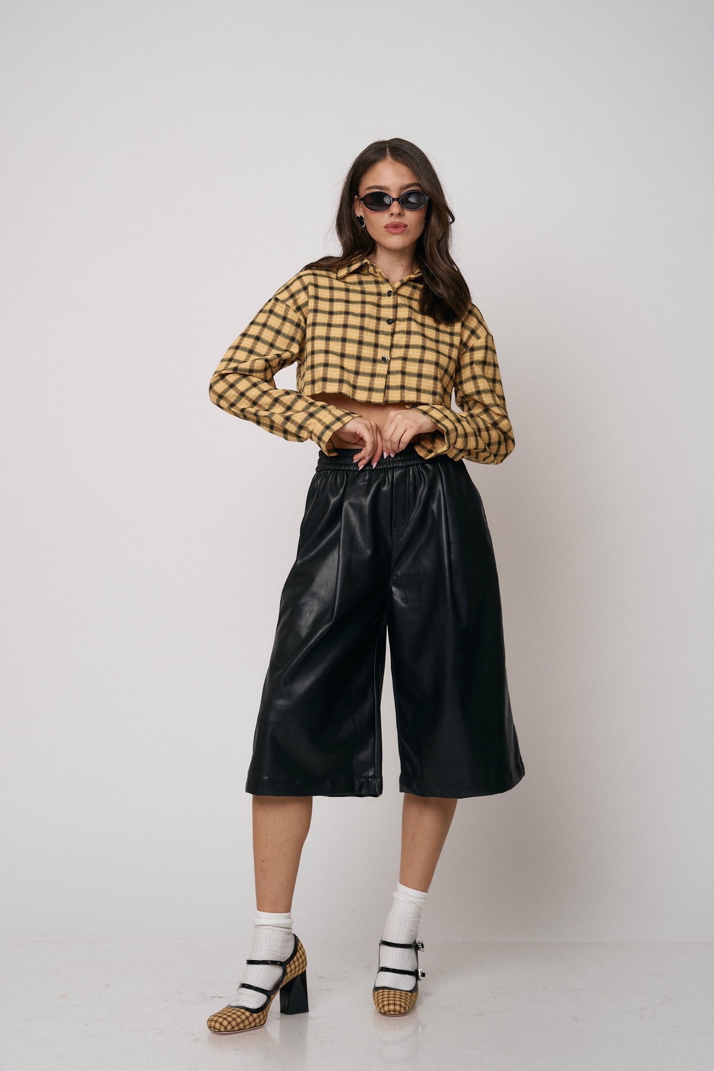 חולצת מוניק  - שחור