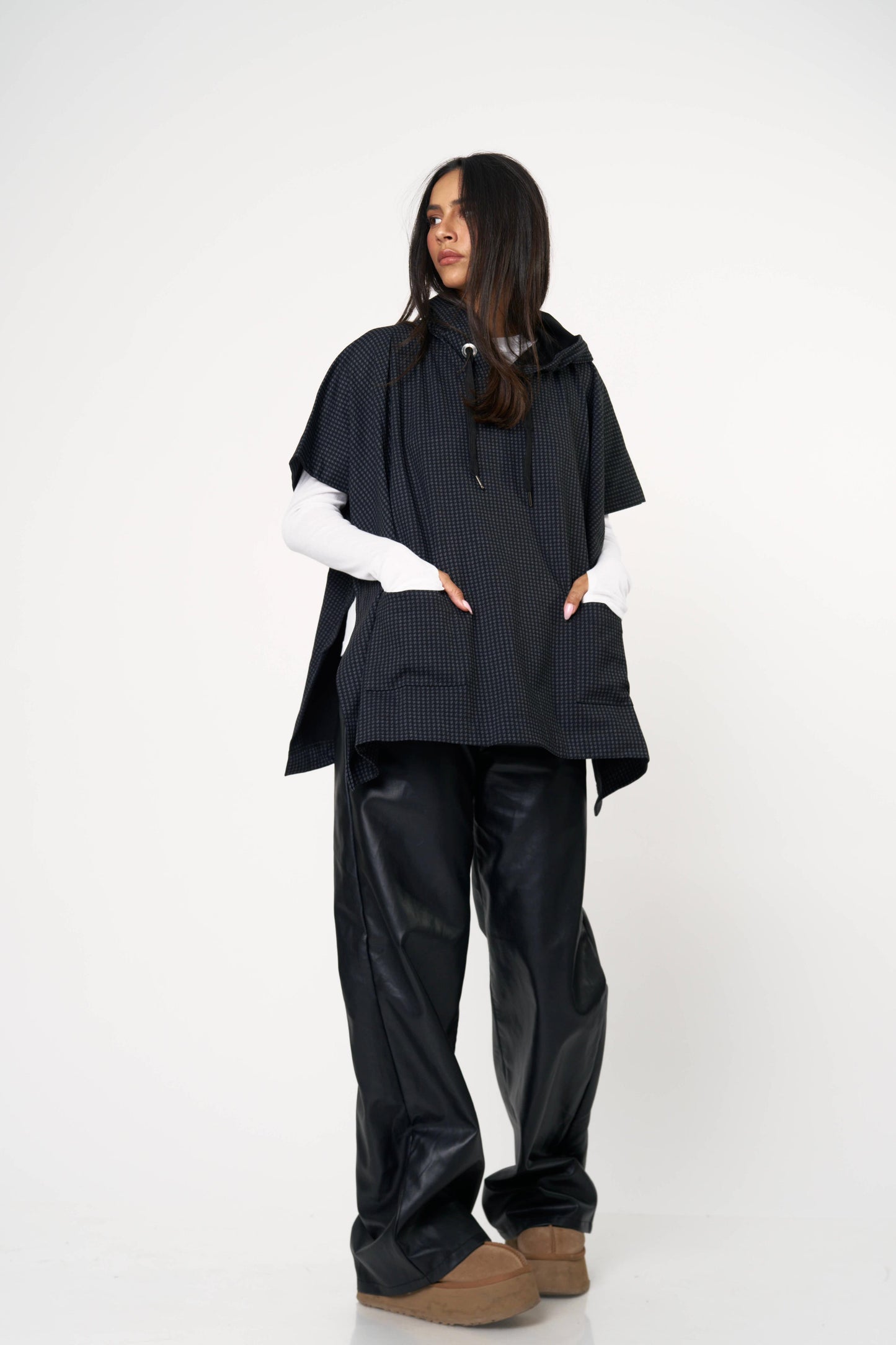 פונצו לאב -שחור