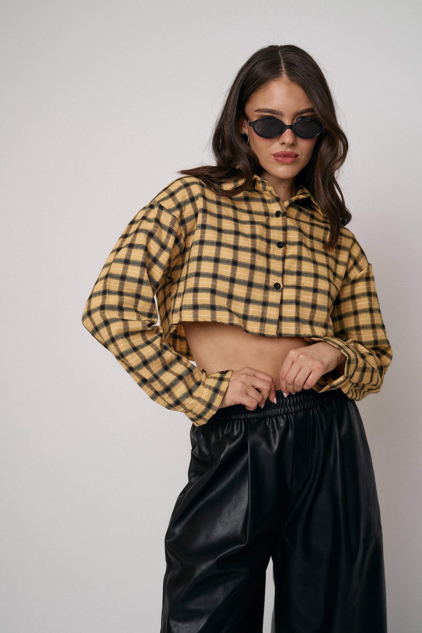 חולצת מוניק  - שחור