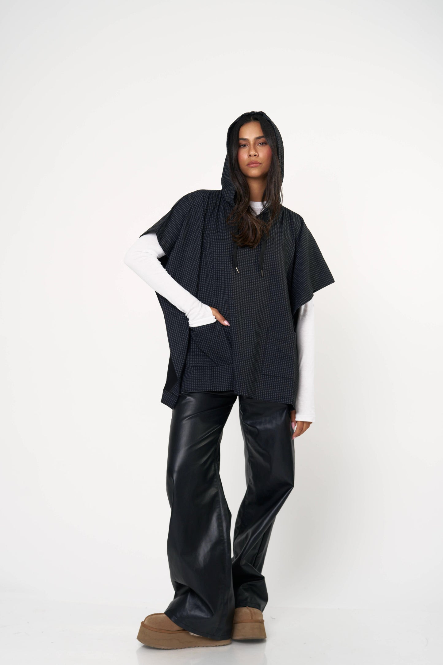 פונצו לאב -שחור