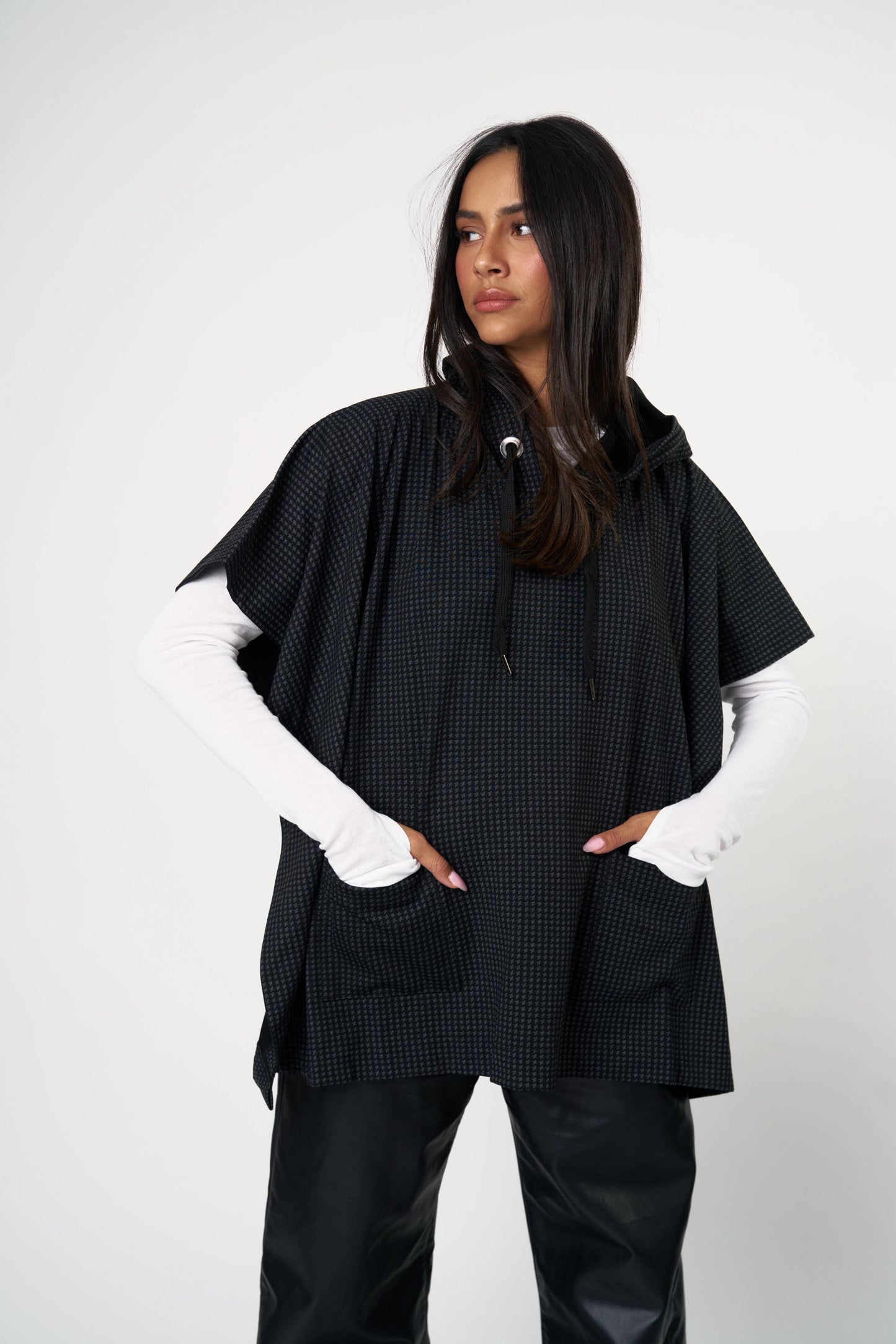 פונצו לאב -שחור