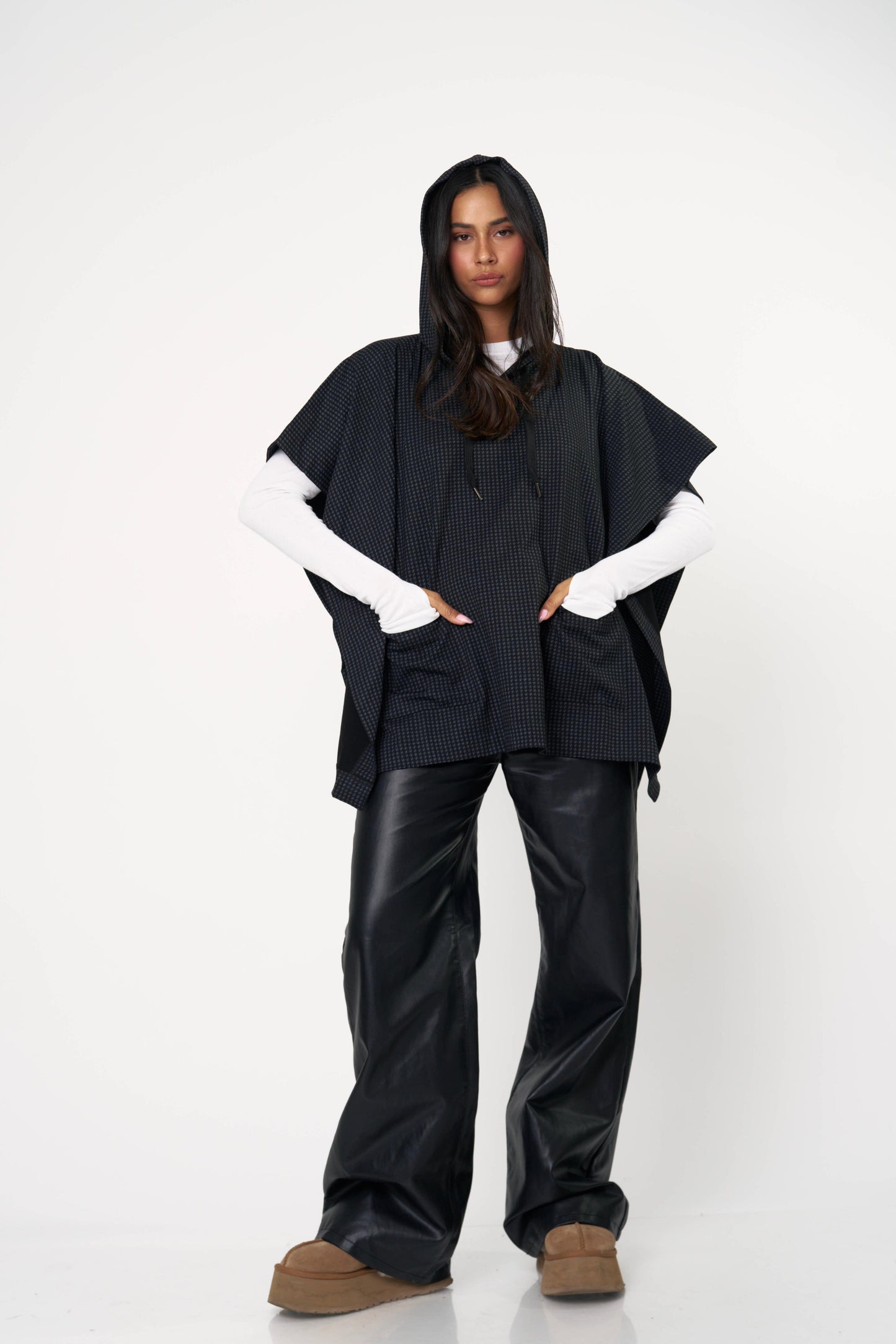 פונצו לאב -שחור