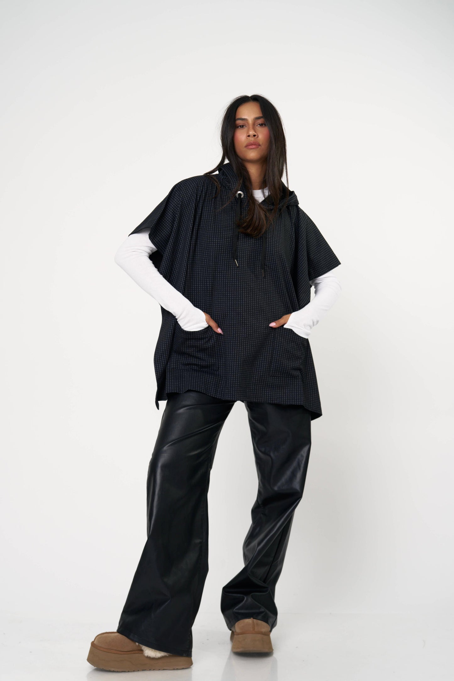 פונצו לאב -שחור