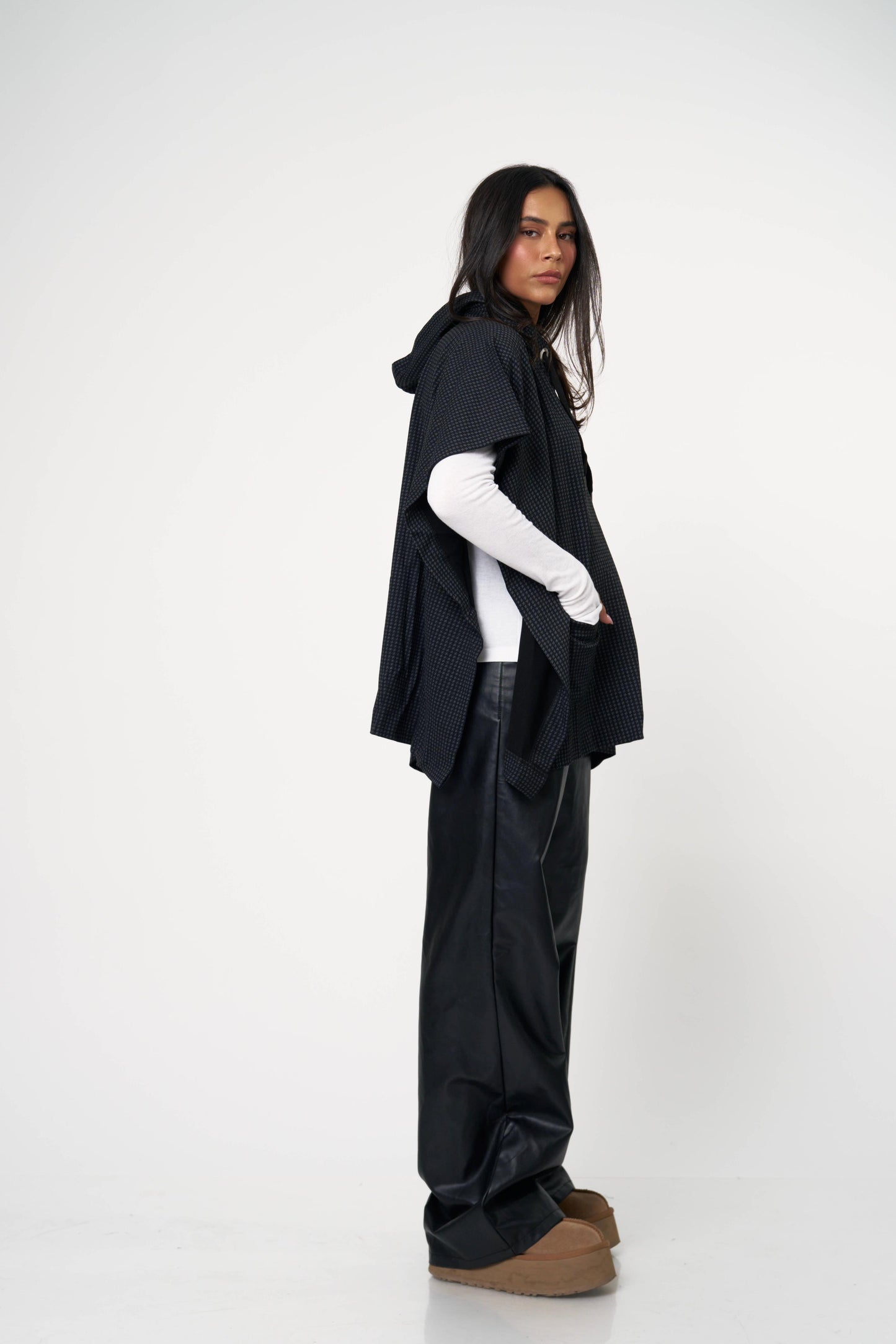 פונצו לאב -שחור