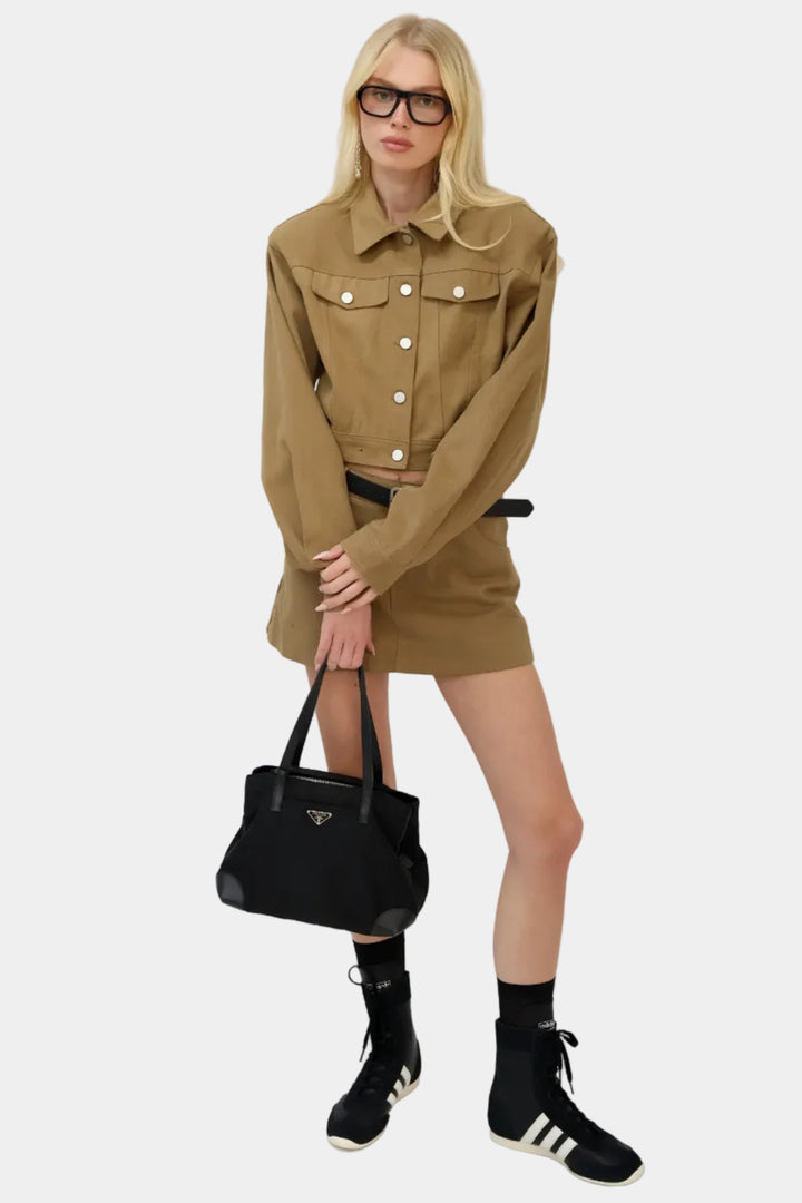 חליפה גקט ומיקרו חצאית בז