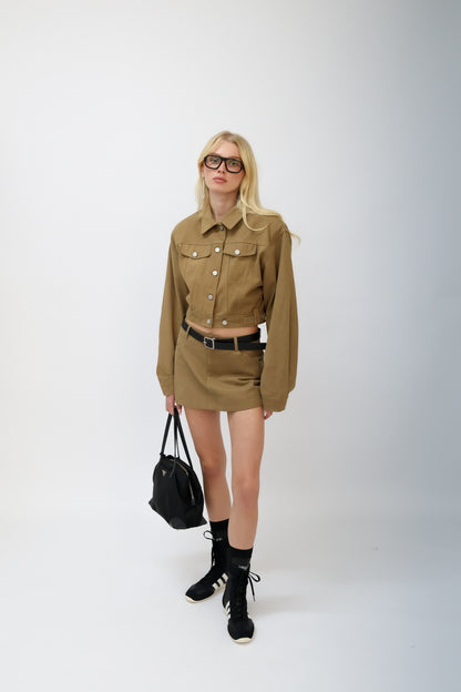 חליפה גקט ומיקרו חצאית בז