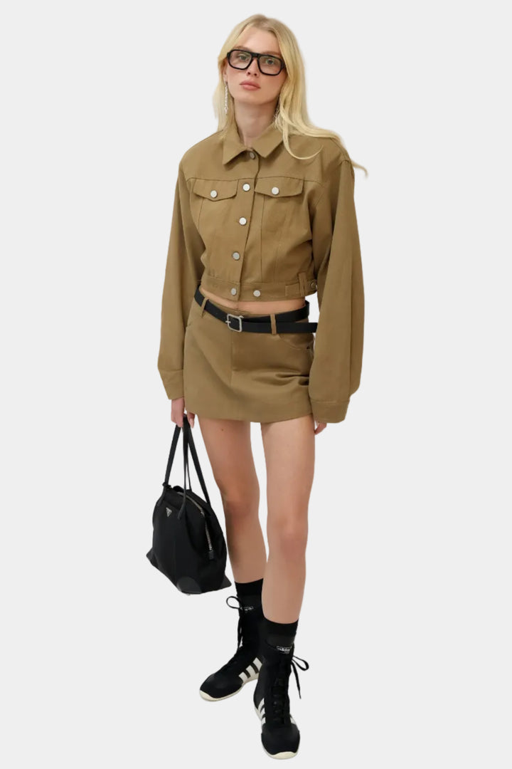 חליפה גקט ומיקרו חצאית בז