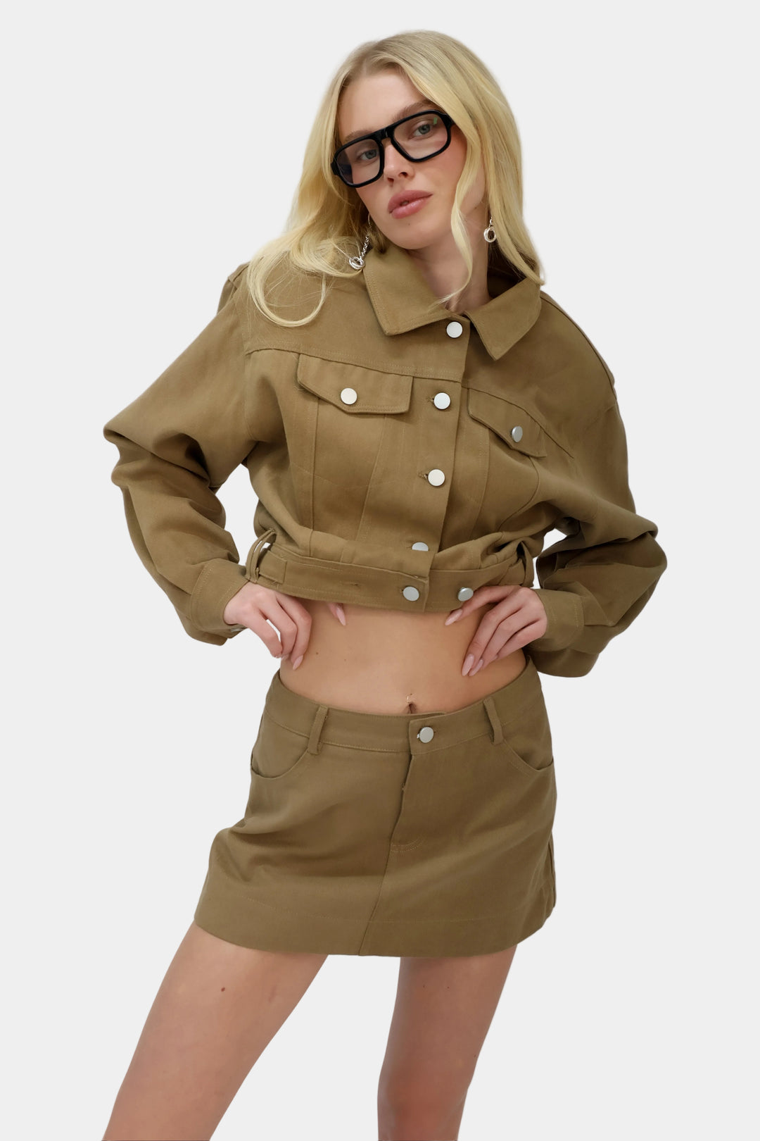 חליפה גקט ומיקרו חצאית בז