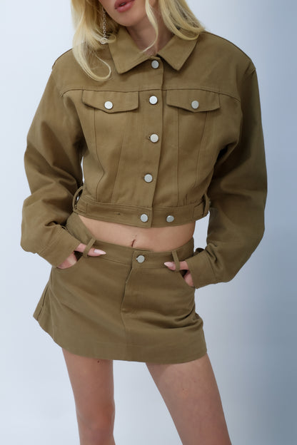 חליפה גקט ומיקרו חצאית בז