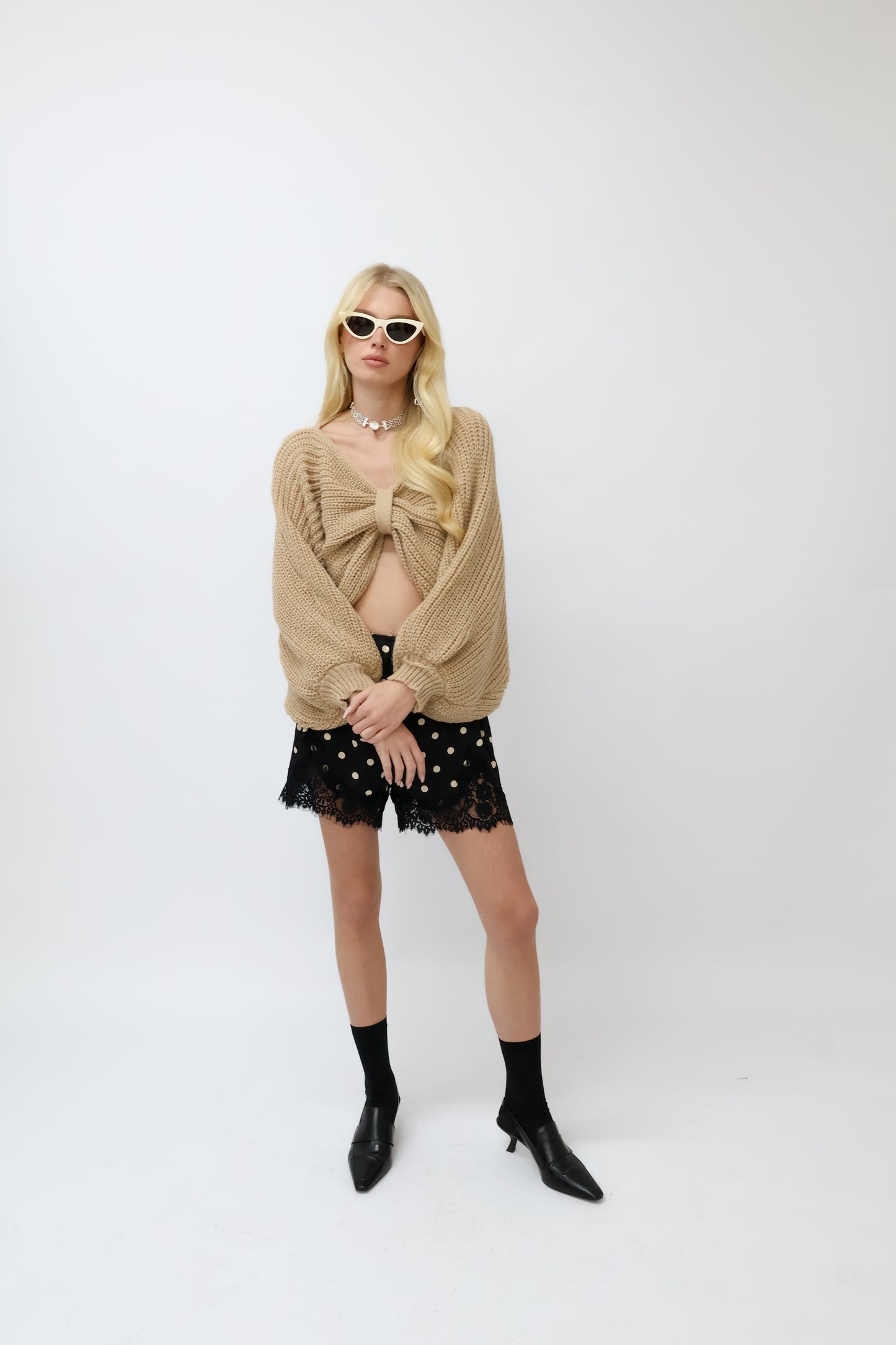 חליפה גקט ומיקרו חצאית בז