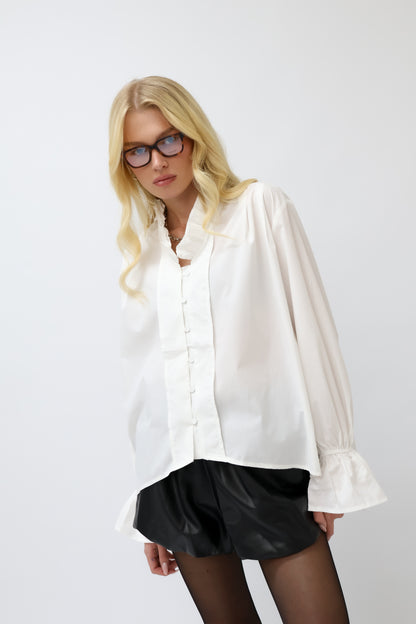 מכופתרת אמלי- לבנה