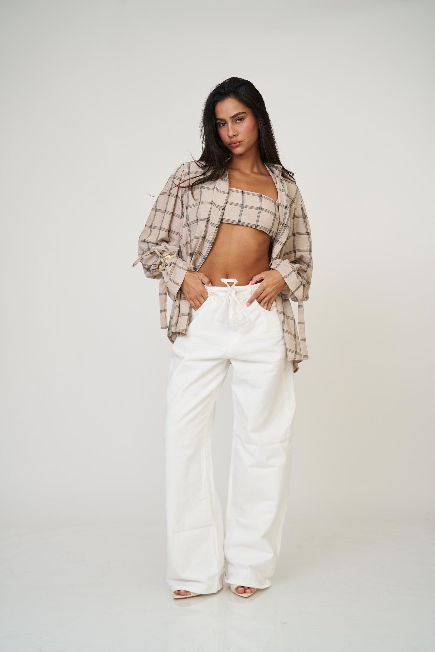 מכופתרת אניטה - בז