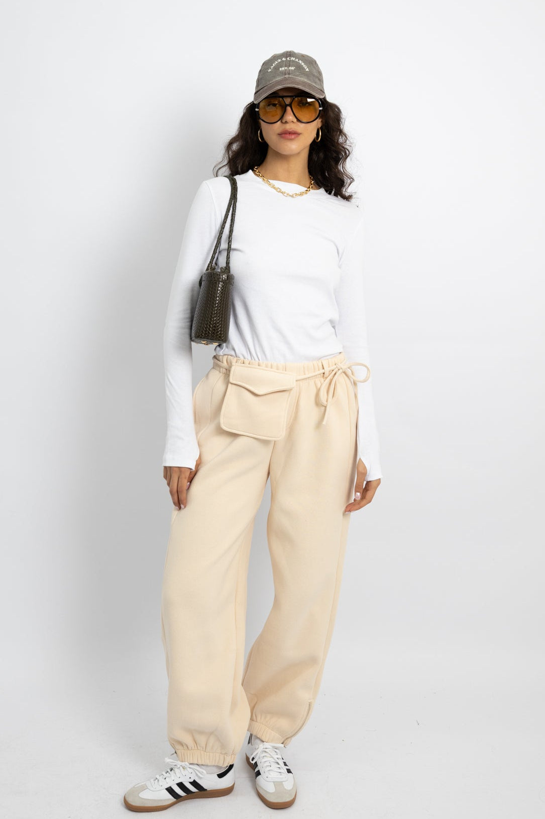 מכנסי טרנינג עם חגורת כיס - חמאה