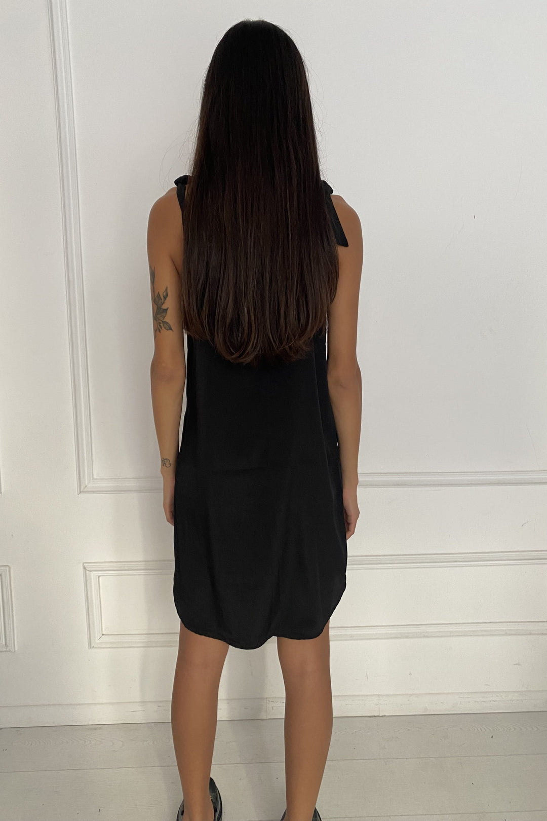 ⁨⁨שמלת אוליביה רקמה - שחור⁩⁩