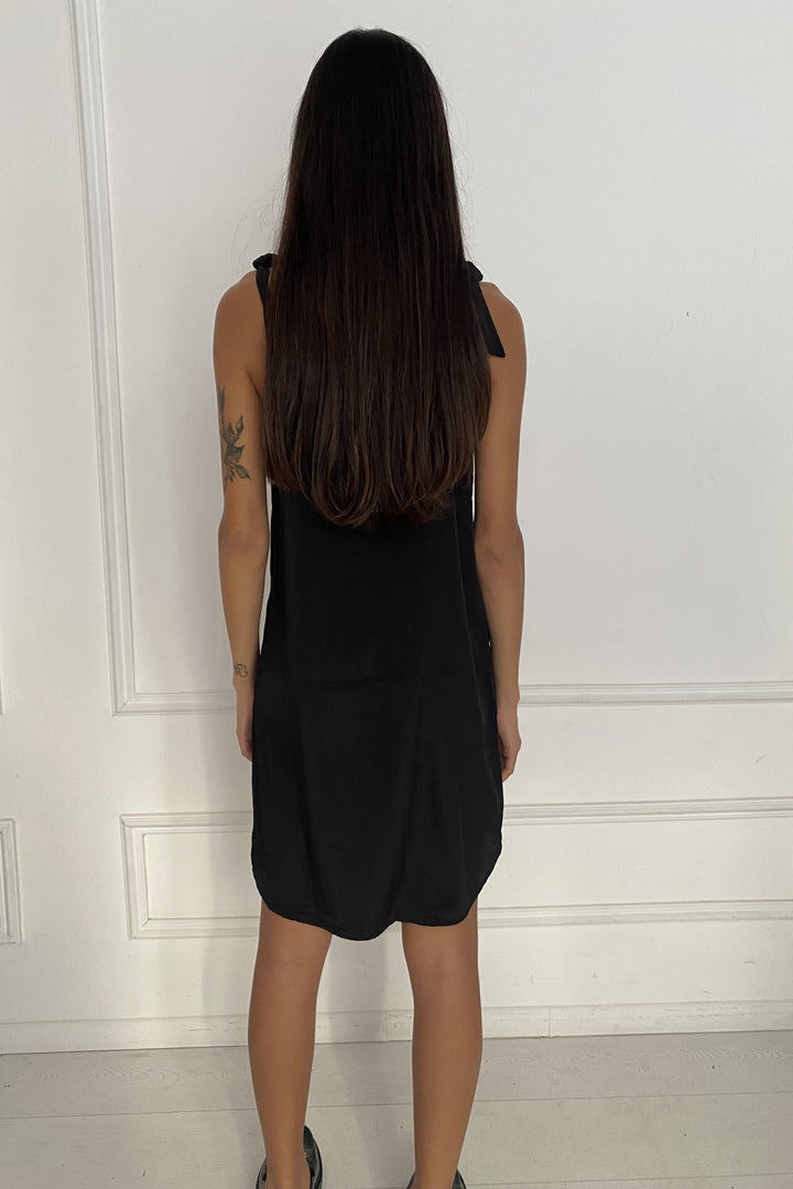 ⁨⁨שמלת אוליביה רקמה - שחור⁩⁩